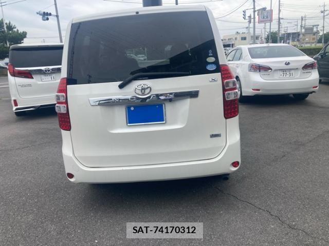 Toyota NOAH 2012-06 8074921-18