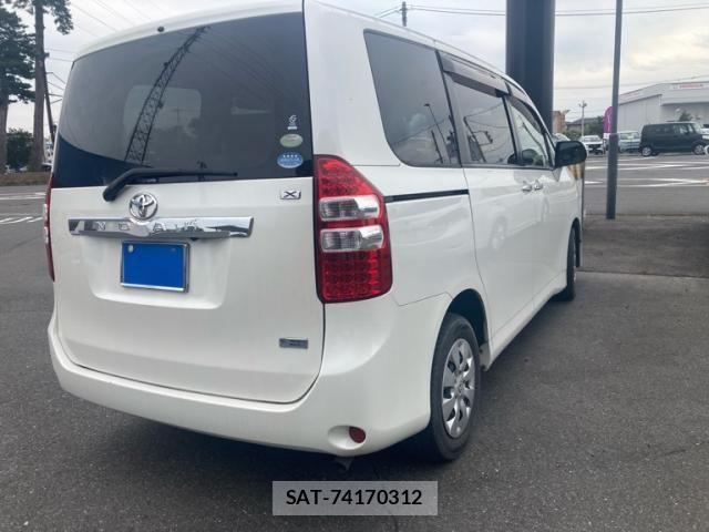Toyota NOAH 2012-06 8074921-19