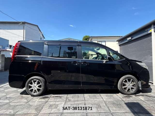 Toyota NOAH 2016-03 8074919-3