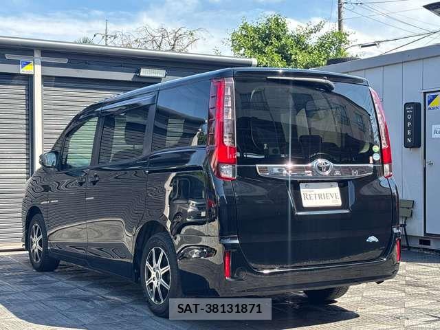 Toyota NOAH 2016-03 8074919-6