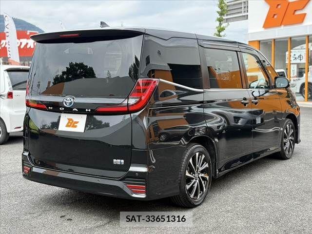 Toyota NOAH 2023-12 8074915-14
