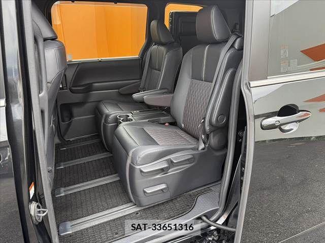 Toyota NOAH 2023-12 8074915-17