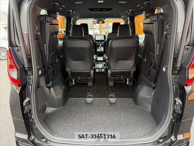 Toyota NOAH 2023-12 8074915-18