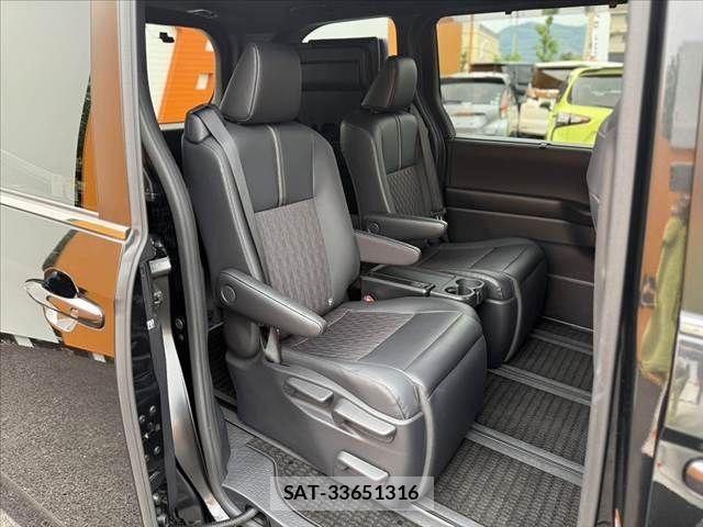 Toyota NOAH 2023-12 8074915-19