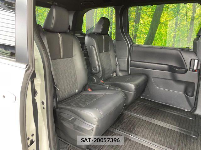 Toyota NOAH 2025-05 8074917-8