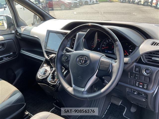 Toyota NOAH 2021-05 8100835-1