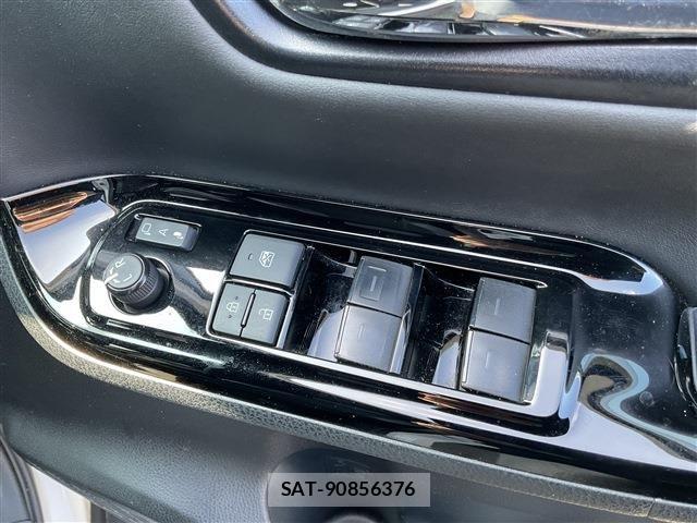 Toyota NOAH 2021-05 8100835-4