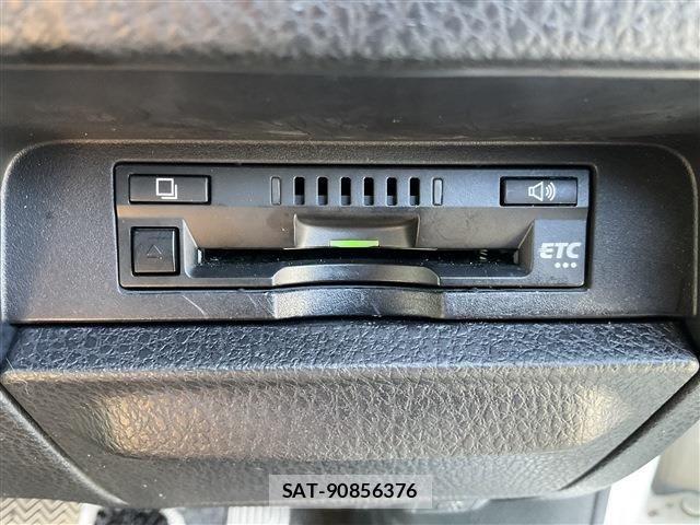 Toyota NOAH 2021-05 8100835-6