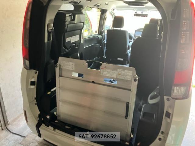 Toyota NOAH 2015-10 8100843-10