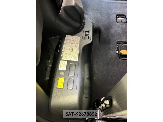 Toyota NOAH 2015-10 8100843-12