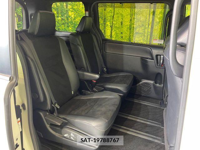 Toyota NOAH 2021-11 8100836-9