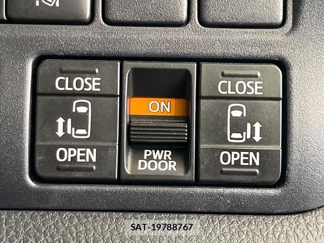 Toyota NOAH 2021-11 8100836-4