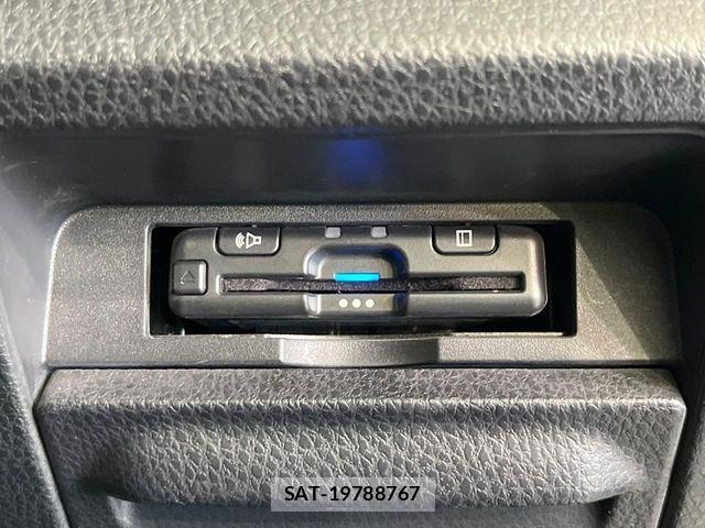 Toyota NOAH 2021-11 8100836-7