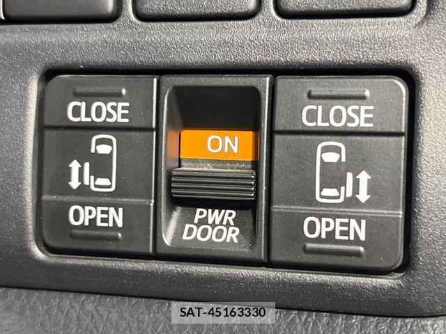 Toyota NOAH 2018-05 8100837-2