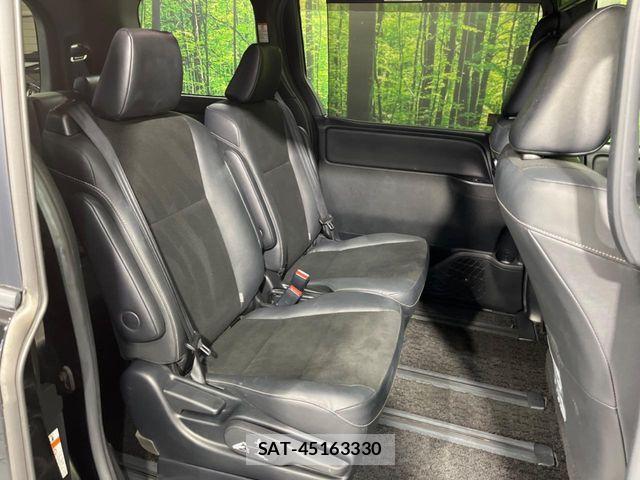 Toyota NOAH 2018-05 8100837-8