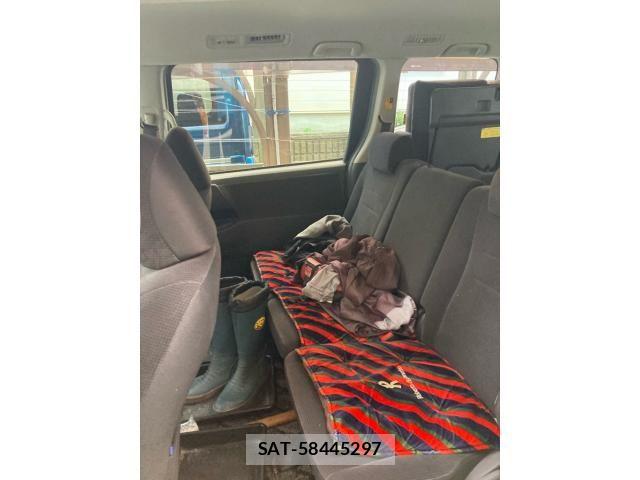 Toyota NOAH 2010-03 8100858-11