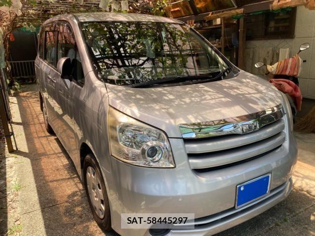 Toyota NOAH 2010-03 8100858-1