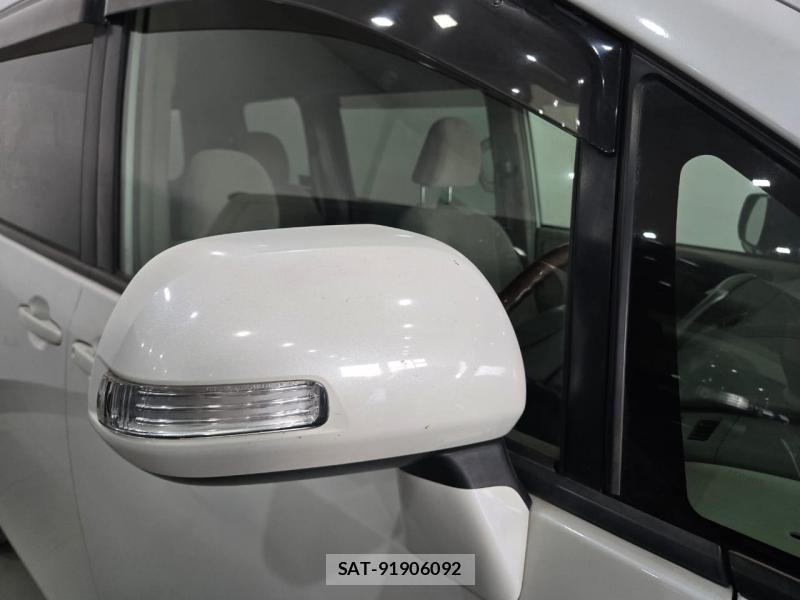 Toyota NOAH 2010-07 3401830-12