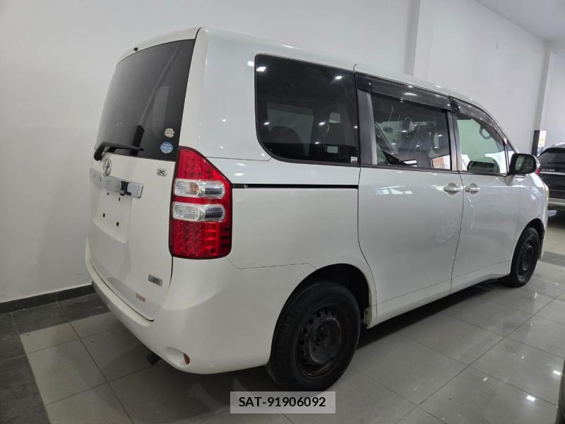 Toyota NOAH 2010-07 3401830-1