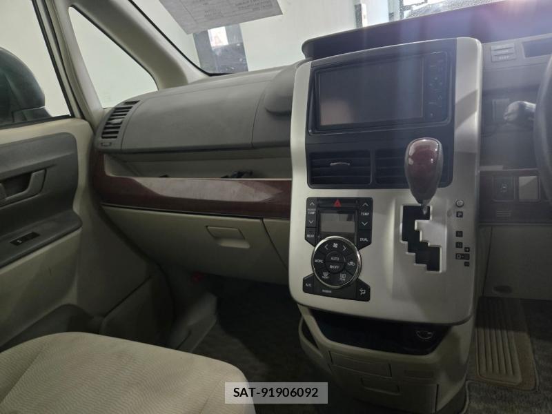 Toyota NOAH 2010-07 3401830-9