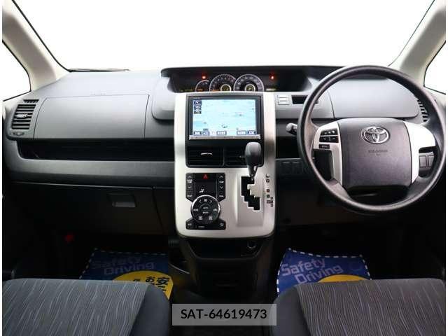 Toyota NOAH 2012-11 8100846-1