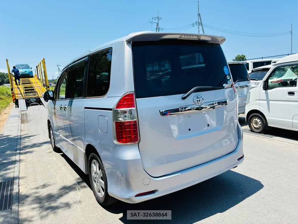 Toyota NOAH 2009-04 8044944-2