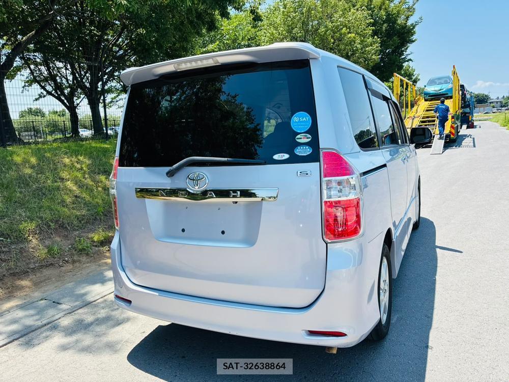 Toyota NOAH 2009-04 8044944-4