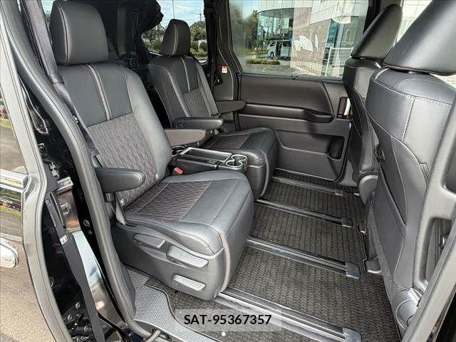 Toyota NOAH 2023-03 8100829-18
