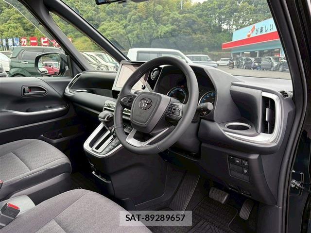 Toyota NOAH 2024-12 8100828-12