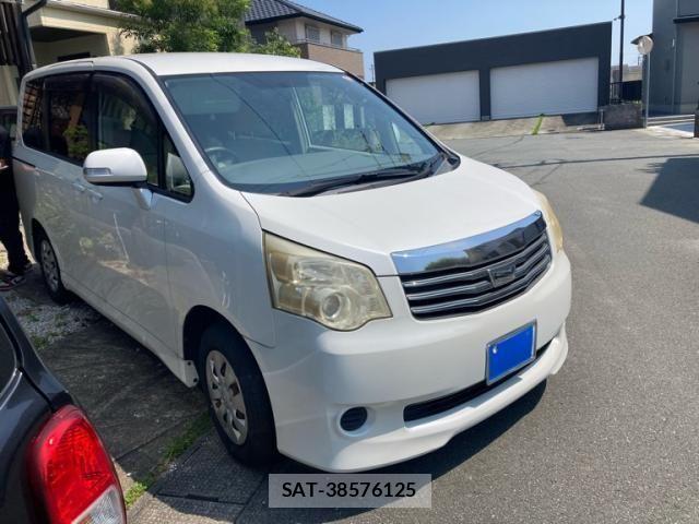 Toyota NOAH 2010-10 8100857-1