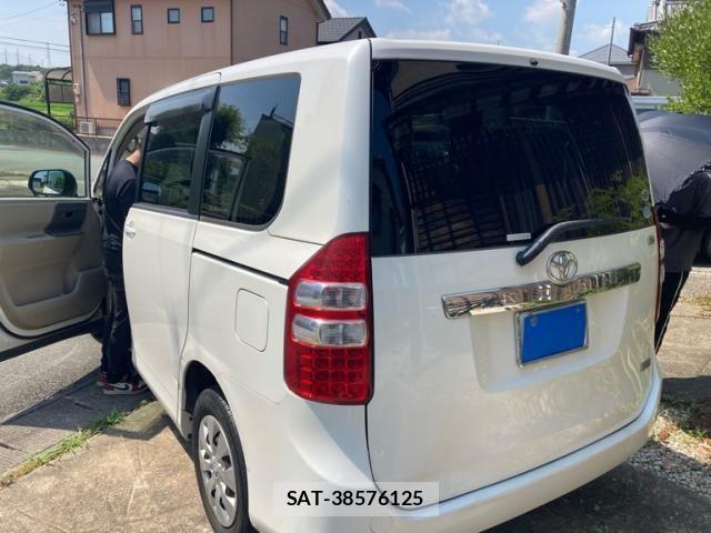 Toyota NOAH 2010-10 8100857-3