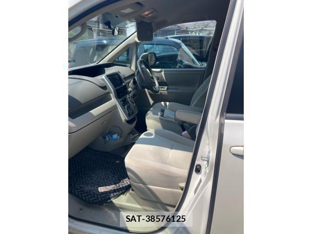 Toyota NOAH 2010-10 8100857-7