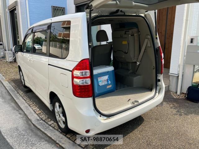 Toyota NOAH 2010-07 8100849-2