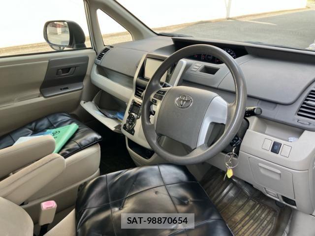 Toyota NOAH 2010-07 8100849-7