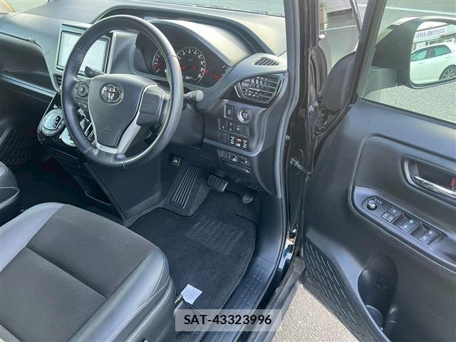 Toyota NOAH 2017-02 8100844-11