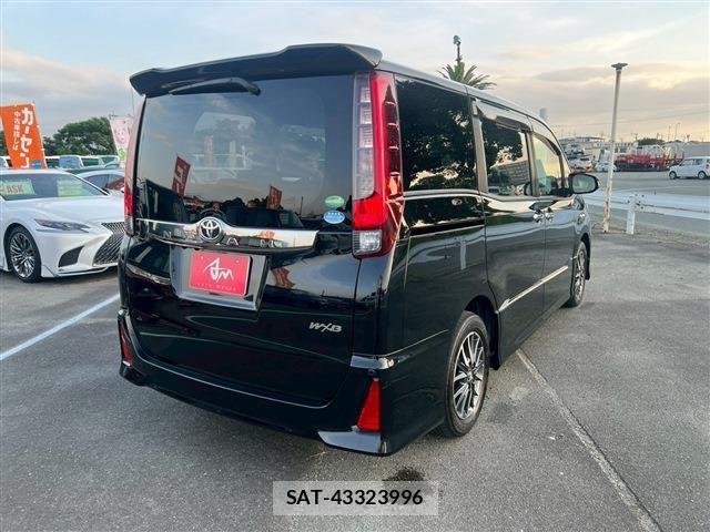 Toyota NOAH 2017-02 8100844-5