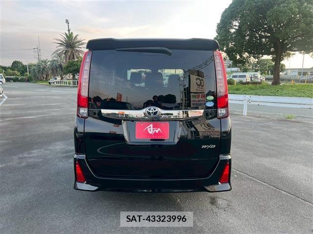 Toyota NOAH 2017-02 8100844-6
