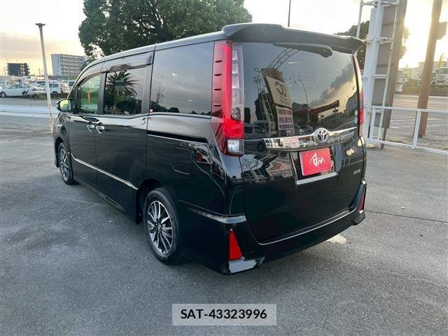 Toyota NOAH 2017-02 8100844-7