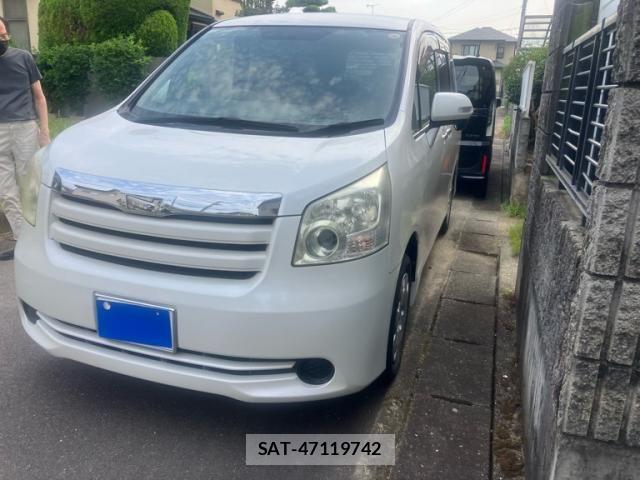 Toyota NOAH 2010-03 8100847-0