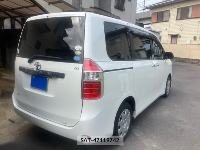 Toyota NOAH 2010-03 8100847-2