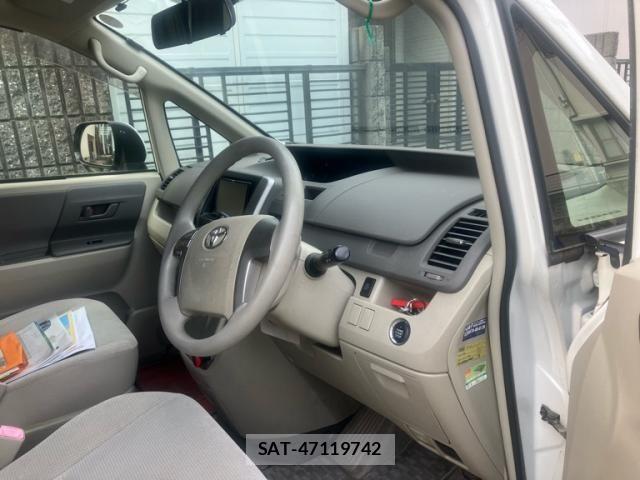 Toyota NOAH 2010-03 8100847-7