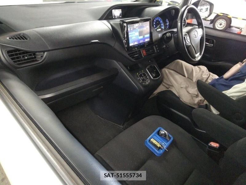 Toyota  2016-06 8112288-4