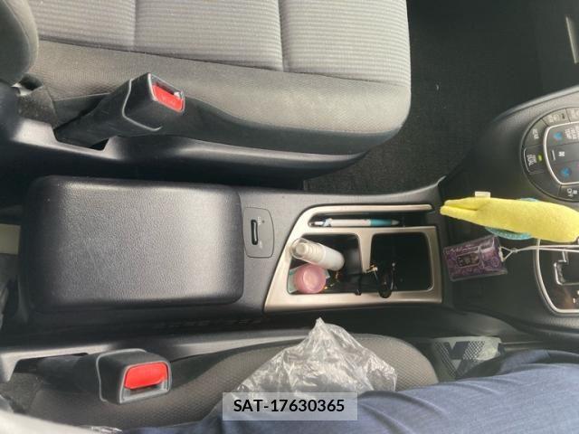 Toyota NOAH 2015-01 8131625-27