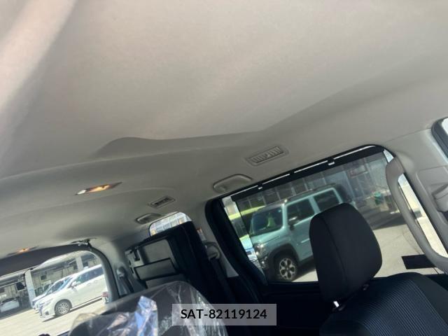 Toyota NOAH 2015-07 8131628-12