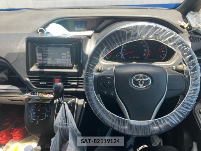Toyota NOAH 2015-07 8131628-14