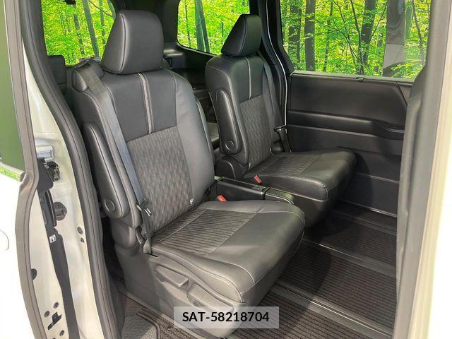 Toyota NOAH 2023-04 8131606-8