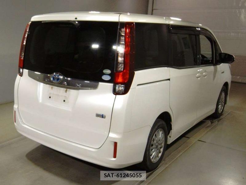 Toyota NOAH 2016-02 8144182-1