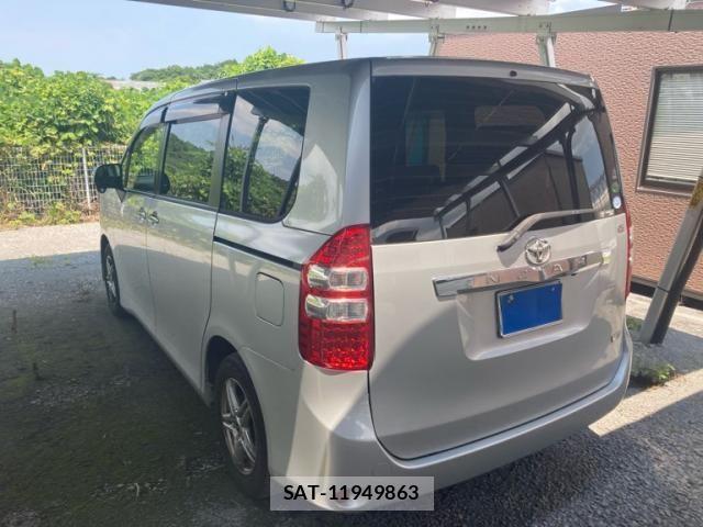 Toyota NOAH 2012-06 8158911-3