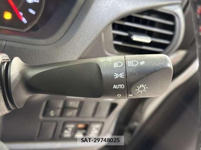 Toyota NOAH 2017-07 8158909-11
