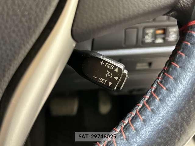 Toyota NOAH 2017-07 8158909-12